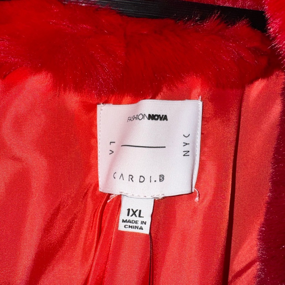 Brand new long, heavy & warm burgundy faux fur coat wi vegan leather belt. - Picture 3 of 4